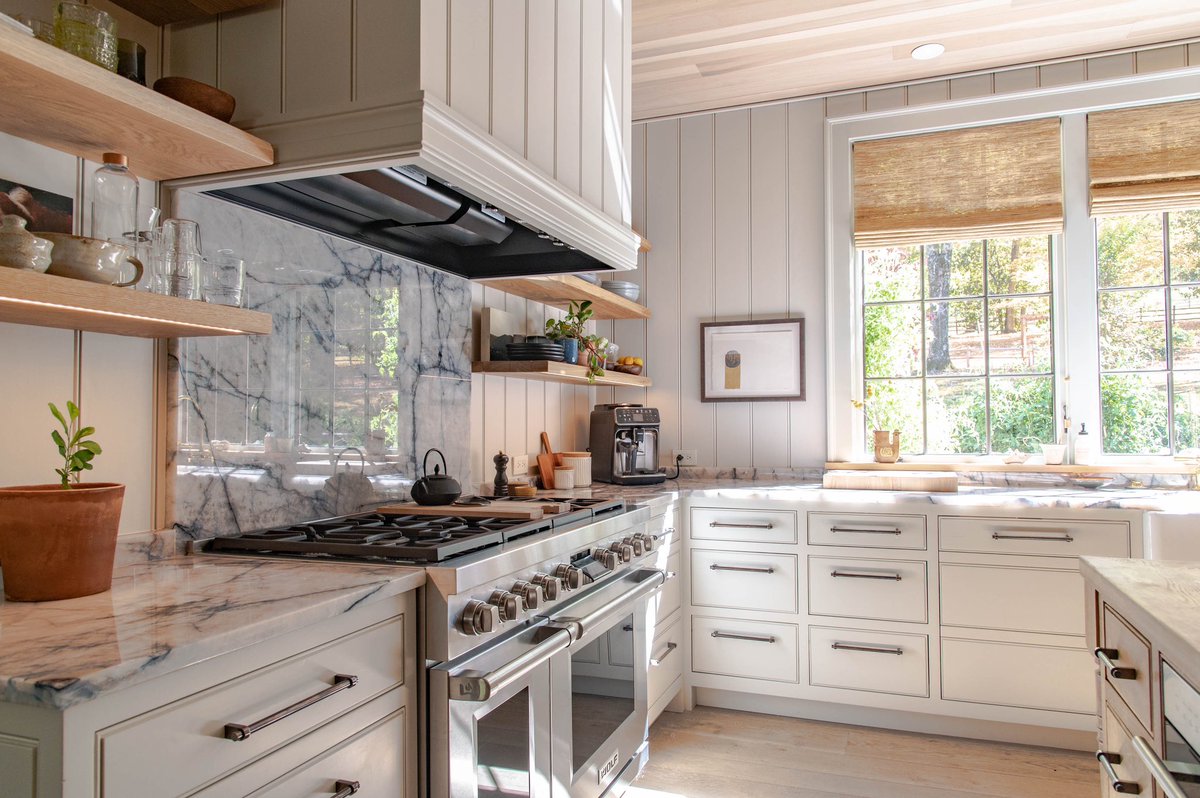 Bloomfield_Orig's tweet photo. If you weren’t a fan of the modern farmhouse aesthetic before - you are now! Just absolutely stunning! 😍✨✨ #bloomfieldoriginals #cabinet #interiordesign
#rustickitchen
#customcabinetry #customcabinets
#kitchendesign #kitchen #farmhouse
#modernkitchen #modernfarmhouse https://t.co/VTS7bOVlpz