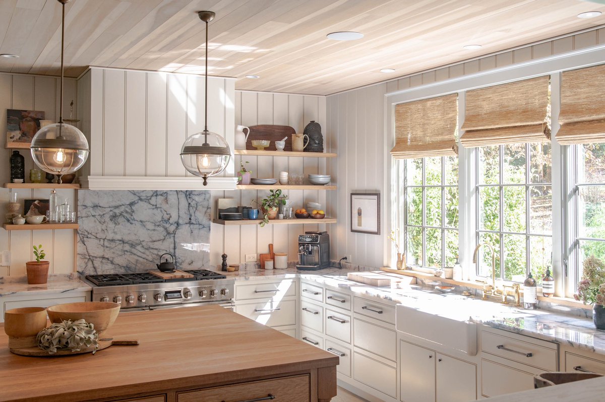 Bloomfield_Orig's tweet photo. If you weren’t a fan of the modern farmhouse aesthetic before - you are now! Just absolutely stunning! 😍✨✨ #bloomfieldoriginals #cabinet #interiordesign
#rustickitchen
#customcabinetry #customcabinets
#kitchendesign #kitchen #farmhouse
#modernkitchen #modernfarmhouse https://t.co/VTS7bOVlpz