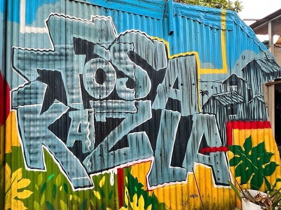 ..après Gwada, Avignon en 2022, FÒS A KAZ LA revient ce Jeudi 11 Mai 20h30 au Théâtre Traversière à Paris ! 🔥 Du Slam écrit et magnifié par Myriam Baldus accompagnée par Yao Louis, acteur chanteur musicien hors pair et moi-même le manitou du son. 🧙🏽‍♂️
P… instagr.am/p/Cr_lq8EA8QG/