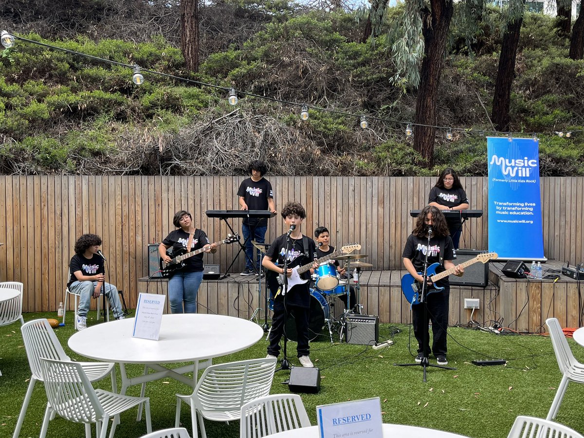 Vernon_OMSD's tweet photo. Thank you @niagara_cares for all of your support for our music program. Our band had a blast with you today 😎 @dougelkins https://t.co/SvA1Hg9ovc