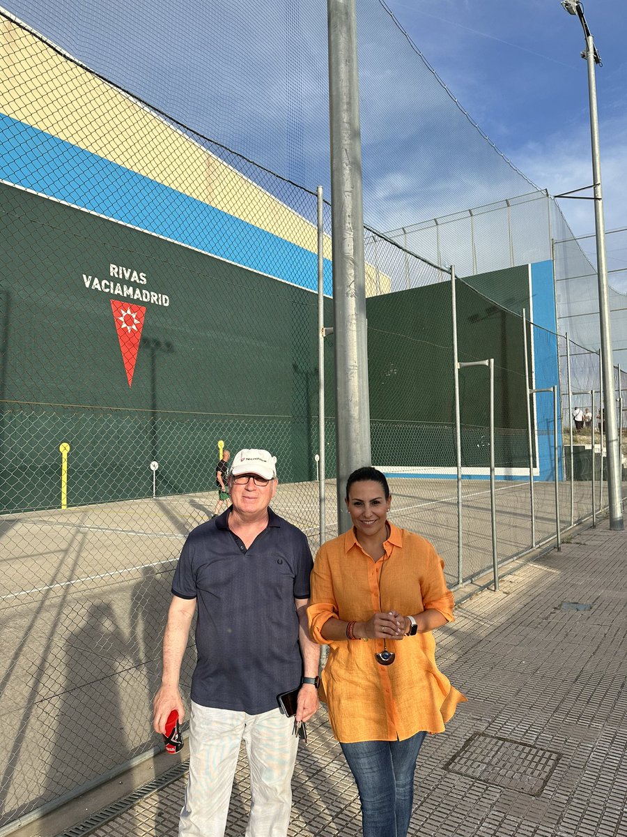 Esta tarde he estado escuchando al Presidente del Club Frontenis de Rivas. 

➡️ Instalaciones infrautilizadas por no estar techadas 
➡️ Vallas y tubos metálicos que son un riesgo para los deportistas
➡️Pared frontal remodelada chapuceramente

#CuidaElDeporte #CuidaRivas 🎾👟