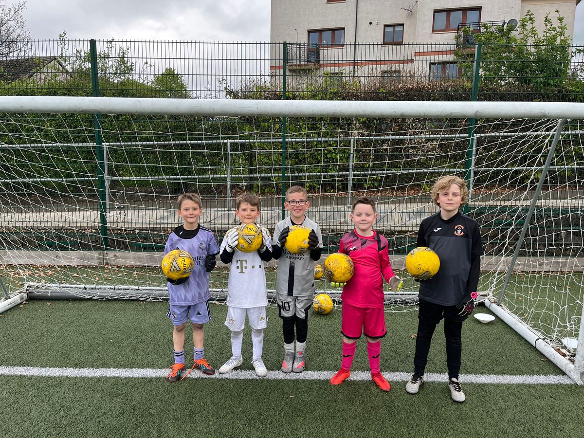 YfcPreston's tweet photo. First night with @mandrewsgk for our young guns. 

They absolutely loved it and we will be doing it every Monday down Middleshot. 

Thanks Michael for tonight and no doubt there will be more interested after the kids chat about it ⭐️⚽️🧤 https://t.co/03HXb0cLEY