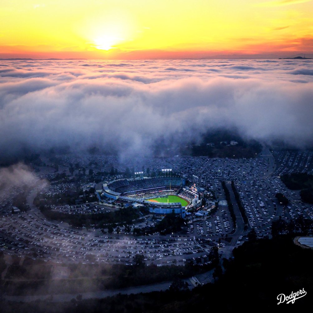rbhockey6's tweet photo. This photo of Dodger Stadium is insane https://t.co/wYhFo1RzQc