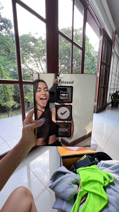 No les hab&iacute;a mostrado mi plaquita de los 200k 🤩 https://t.co/CgsQjdd1MO