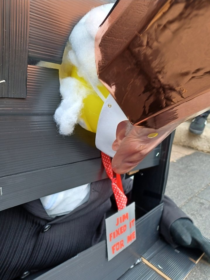 AIAIreland's tweet photo. Following speeches from the CPI and Óige Reabhloideach, the chairperson then pronounced Charles Guilty of all crimes before the effigy of the self-styled King was decapitated by the guillotine. A Union flag was then placed on his head and set alight to cheers from the crowd.

7/ https://t.co/NUfLIg51FZ