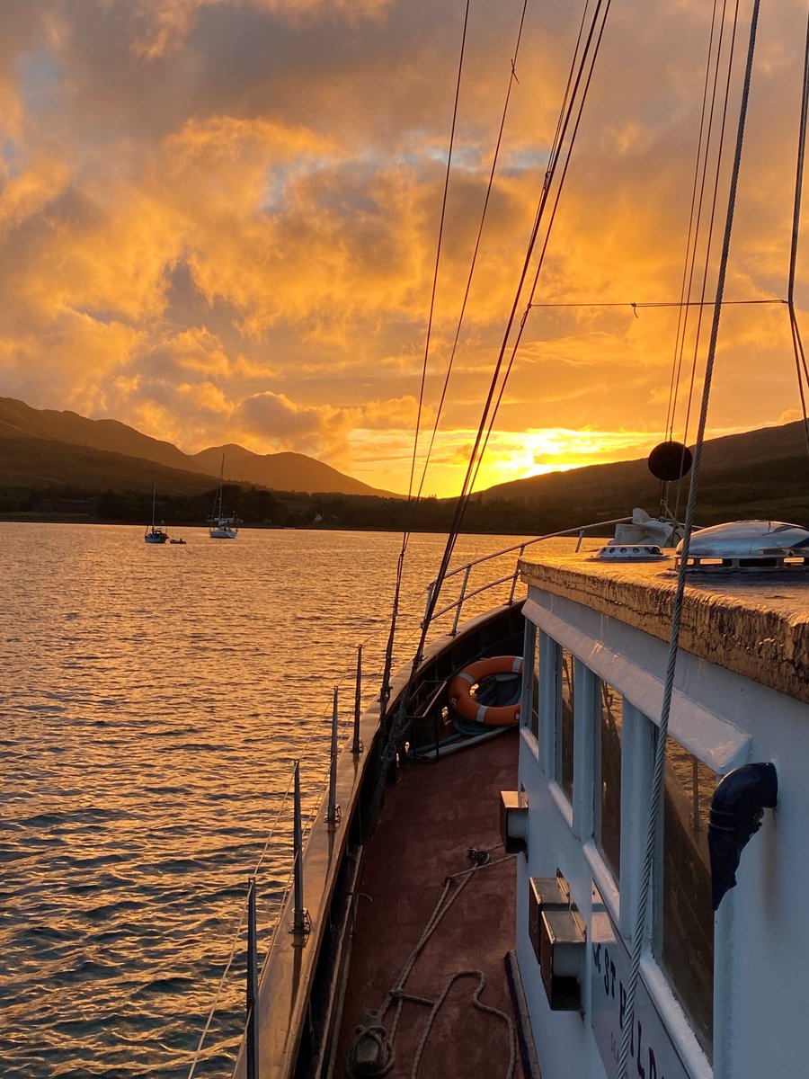 A stunning Scottish sunset from St Hilda's deck. Many thanks to guest Will for sharing.

#sunsets #scotland #visitscotland #lovescotland #westcoastscotland #smallshipcruising #scottishcruise