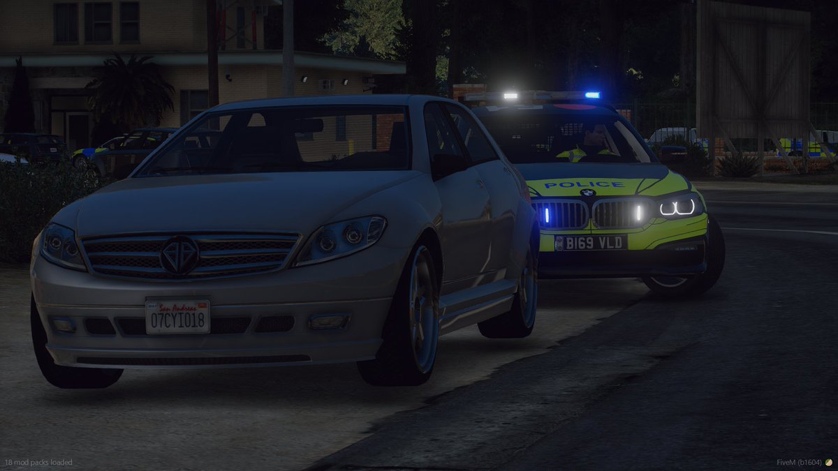 BalmoreConstab's tweet photo. Eagle eyed officer spotted a driver using their mobile phone while on the motorway, pulled over and court date given.

Also visited a abandon car which is reported stolen and towed to impound to locate it's owners.

#fictional #FiveM https://t.co/d5IsFrEaYA