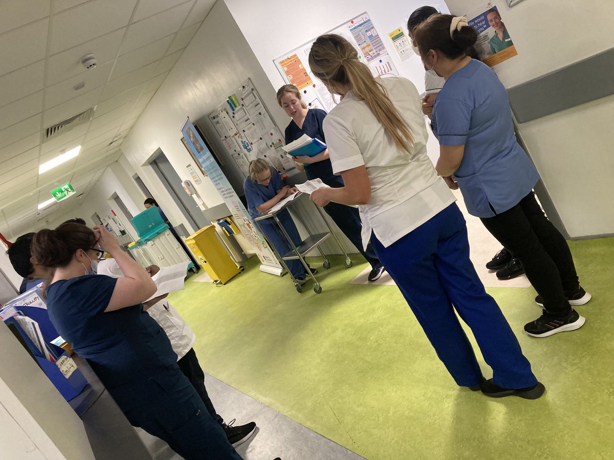 Aisling Keogh CNM2 ward 3a @ULHospitals leading the 12pm safety huddle today. This cross-hierarchical approach ensures consistent, accurate communication + creates shared awareness about specific safety focuses. @CorkeryMajella @AislingKeogh8 @NationalQPS