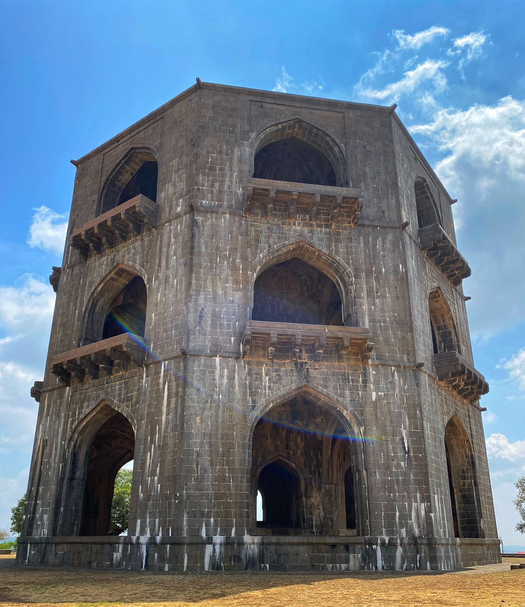divakarsatam's tweet photo. Exploring the fascinating history and stunning beauty of Chand Bibi Mahal. 
❤️✌️❤️
#ChandBibiMahal #India #heritage #travel #maharashtra #heritage #ahemadnagar #photography @NatGeoPhotos @maha_tourism @Maharshtr_Times @mumbaihiker #Diva https://t.co/5mrV0sUcjz