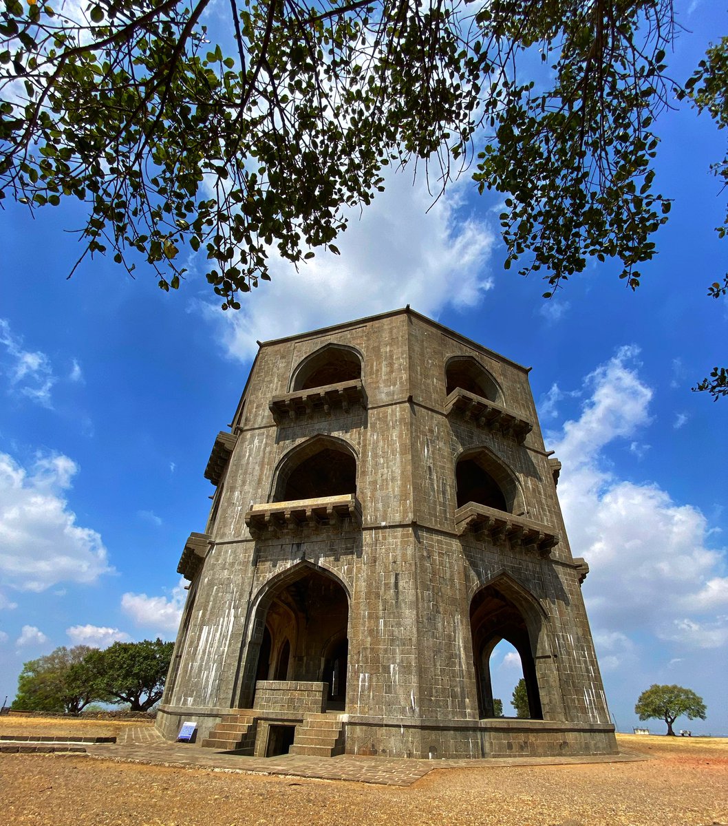 divakarsatam's tweet photo. Exploring the fascinating history and stunning beauty of Chand Bibi Mahal. 
❤️✌️❤️
#ChandBibiMahal #India #heritage #travel #maharashtra #heritage #ahemadnagar #photography @NatGeoPhotos @maha_tourism @Maharshtr_Times @mumbaihiker #Diva https://t.co/5mrV0sUcjz