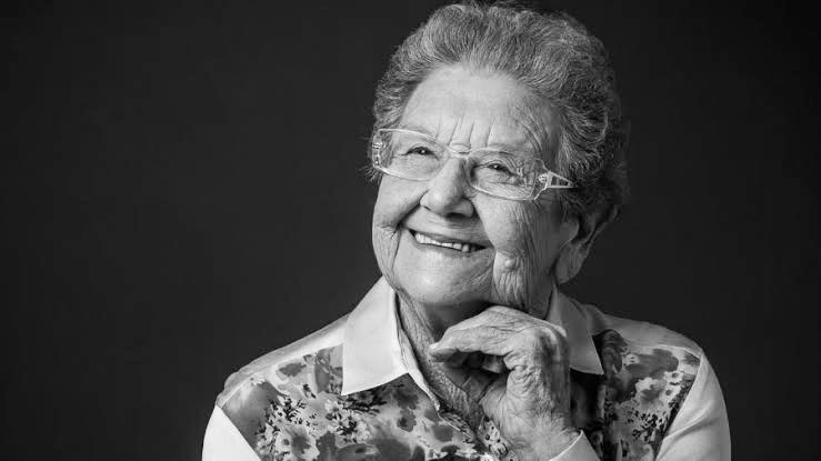 elastrabalham's tweet photo. Conheça a história da Palmirinha:

ela enfrentou abandono familiar, relacionamento abusivo e se destacou na profissão após os 60 anos. Segue o fio! 🧶 https://t.co/km0bFYfvmI