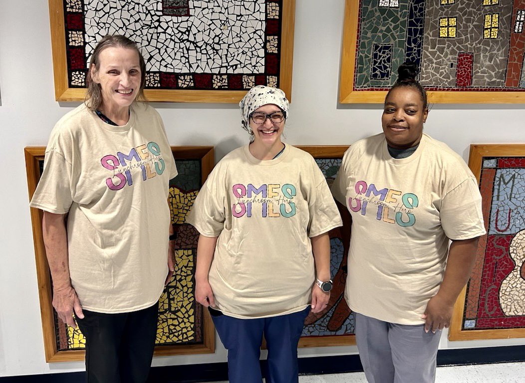 There are School Lunch Heroes on the mountain 🍎🍕 <a href="/ShadesMtnElem/">Shades Mountain Elem</a> <a href="/HooverSchools/">Hoover City Schools</a> #SLHD23 #SchoolLunchHeroDay