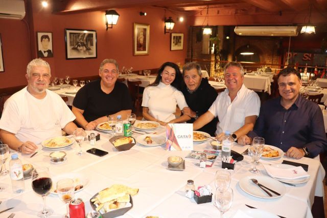 «LA MESA ESTÁ SERVIDA»: PRIMER PROGRAMA DE RADIO QUE TRANSMITE DIRECTAMENTE DESDE EL RESTAURANTE PORTEÑO «CHIQUILÍN» QUE REUNE DIARIAMENTE A PERSONALIDADES NACIONALES DE DISTINTOS ÁMBITOS ift.tt/WvpiRq6