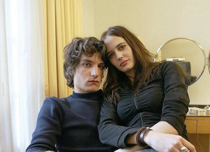 Cineilimitado's tweet photo. El cast de “The Dreamers”—> Eva Green, Louis Garrel &amp; Michael Pitt, fotografiados en 2003 https://t.co/PV2hbi3Ksm