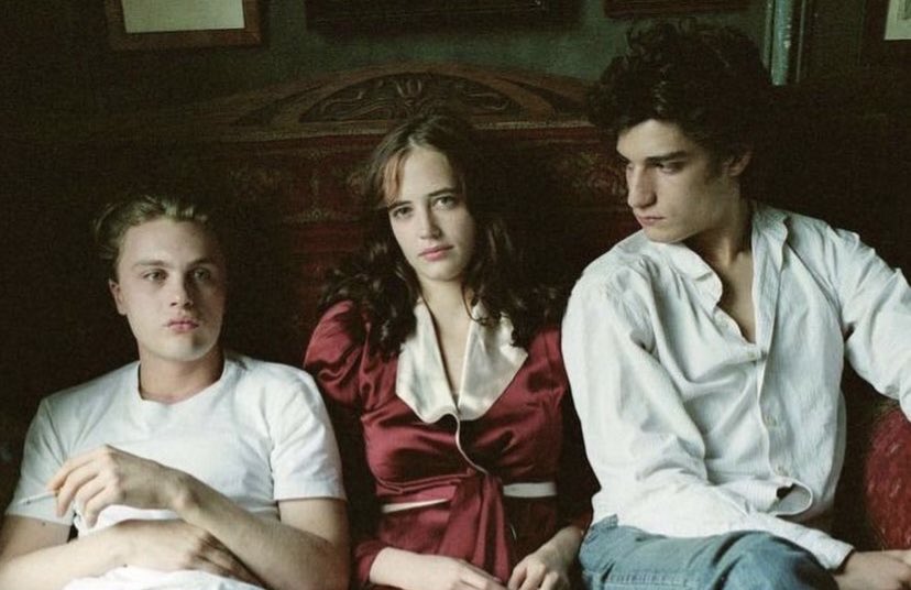 Cineilimitado's tweet photo. El cast de “The Dreamers”—> Eva Green, Louis Garrel &amp; Michael Pitt, fotografiados en 2003 https://t.co/PV2hbi3Ksm