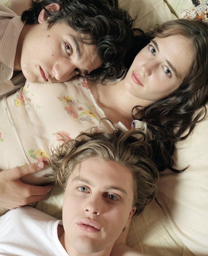 Cineilimitado's tweet photo. El cast de “The Dreamers”—> Eva Green, Louis Garrel &amp; Michael Pitt, fotografiados en 2003 https://t.co/PV2hbi3Ksm