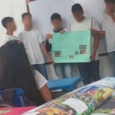 poptime's tweet photo. 🚨 URGENTE: Aluno de 14 anos golpeia sua colega com inúmeras canetadas após ela rir dele enquanto apresentava um trabalho escolar. https://t.co/JP0rodnsyz