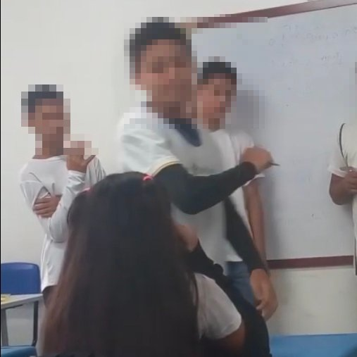 poptime's tweet photo. 🚨 URGENTE: Aluno de 14 anos golpeia sua colega com inúmeras canetadas após ela rir dele enquanto apresentava um trabalho escolar. https://t.co/JP0rodnsyz