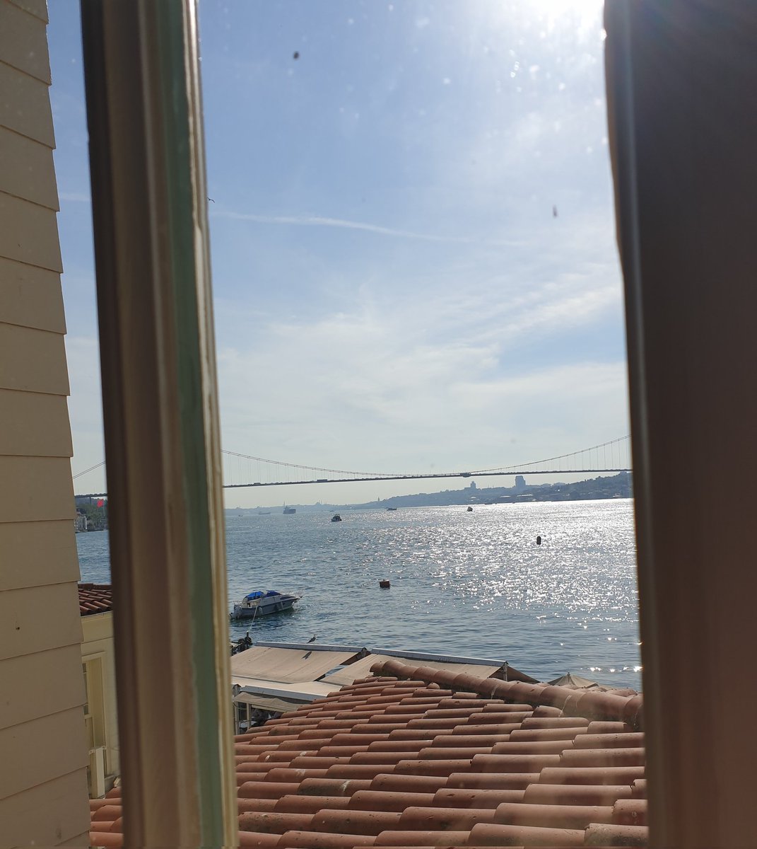 "Ne geçmiş tükendi ne yarınlar
Hayat yeniler bizleri"