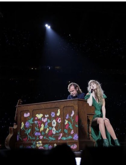 tisgoldenrush's tweet photo. Taylor Swift terrorizing her introverted little babygirl, Aaron Dessner - a thread 🧵 https://t.co/gaYnR9FCbe