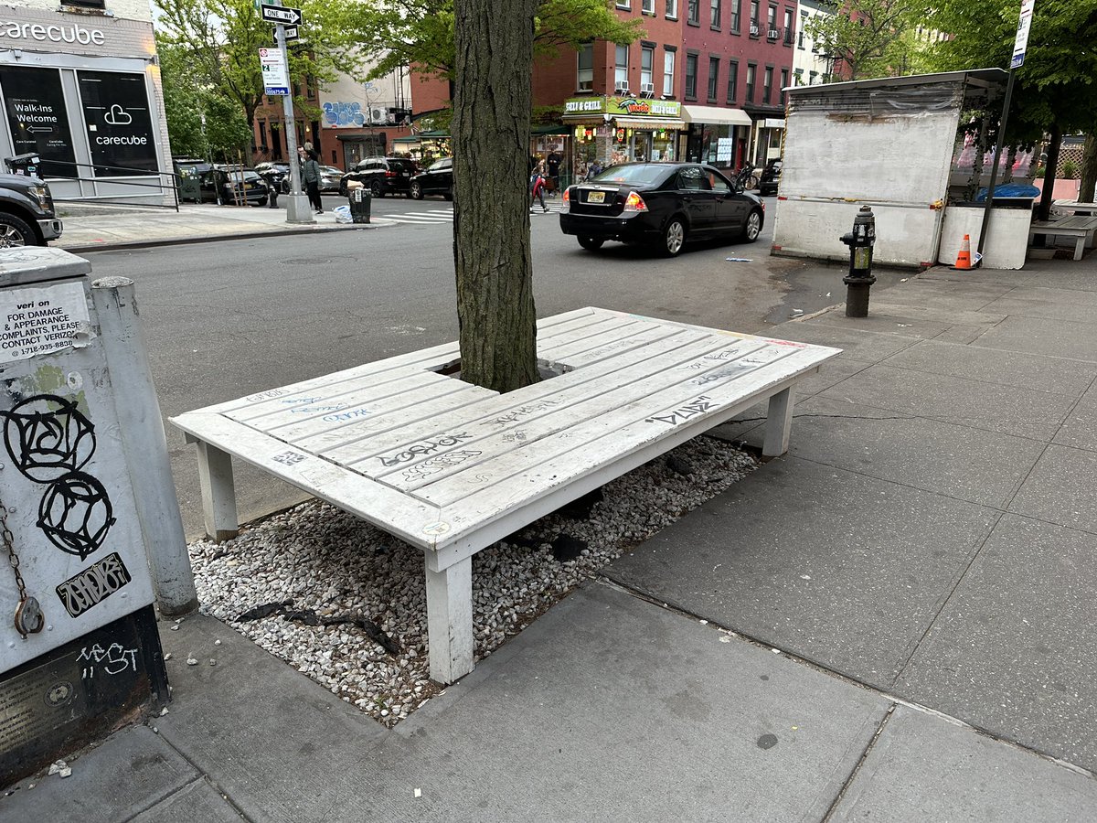 tjhfx's tweet photo. The tree guard bench. A creative solution to add more seating to your street. #PlacesToSit https://t.co/3SydY7hTpo