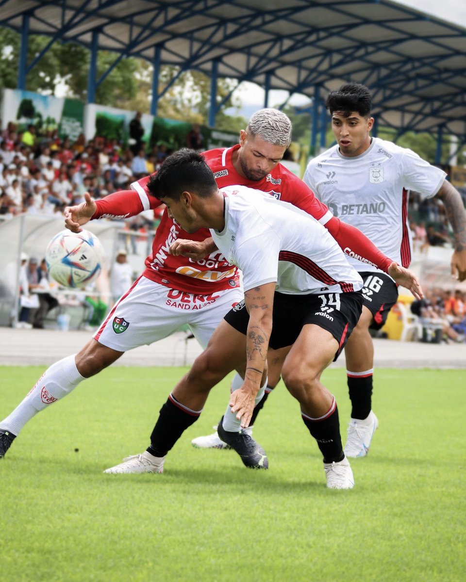 datosfutperu's tweet photo. ¡𝐂𝐑𝐈𝐒𝐈𝐒 𝐀𝐑𝐄𝐐𝐔𝐈𝐏𝐄Ñ𝐀!

FBC Melgar vuelve a ceder 2 puntos❌, esta vez en condición de visitante ante Unión Comercio. ‘El Dominó’ se adelantó gracias a un gol de Cuesta a los 69’, pero dejó escapar los 3 puntos  tras el gol del marfileño, Hervé Kambou, a los 90+6’😨. https://t.co/GSaBDL0KHf