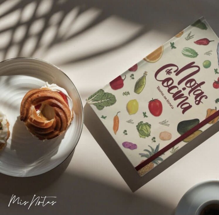 yuxtaponida's tweet photo. Holaa, paso el dato de una opción de regalo para las mamás fans de la cocina y de la tradición de pasar recetas de generación en generación.
Es una libreta culinaria con más de 80 páginas para escribir recetas propias. Abajo detallo qué más trae. https://t.co/Hj47PEWSHV