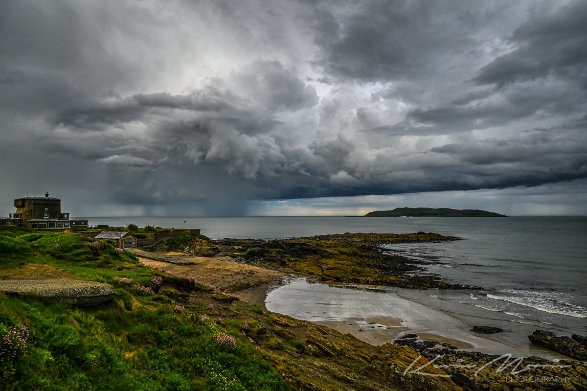 Spectacular storm cell moving in over Tower Bay, Portrane this evening 
#storm #dublin #ireland #dublinstorms #irishweather #photography #photographylovers #irelandsancienteast #discoverireland <a href="/LambayWhiskey/">Lambay Irish Whiskey</a> <a href="/LoveFingalDub/">Love Fingal Dublin</a> <a href="/LovinDublin/">Lovin Dublin</a> <a href="/MetEireann/">Met Éireann</a> <a href="/rtenews/">RTÉ News</a>