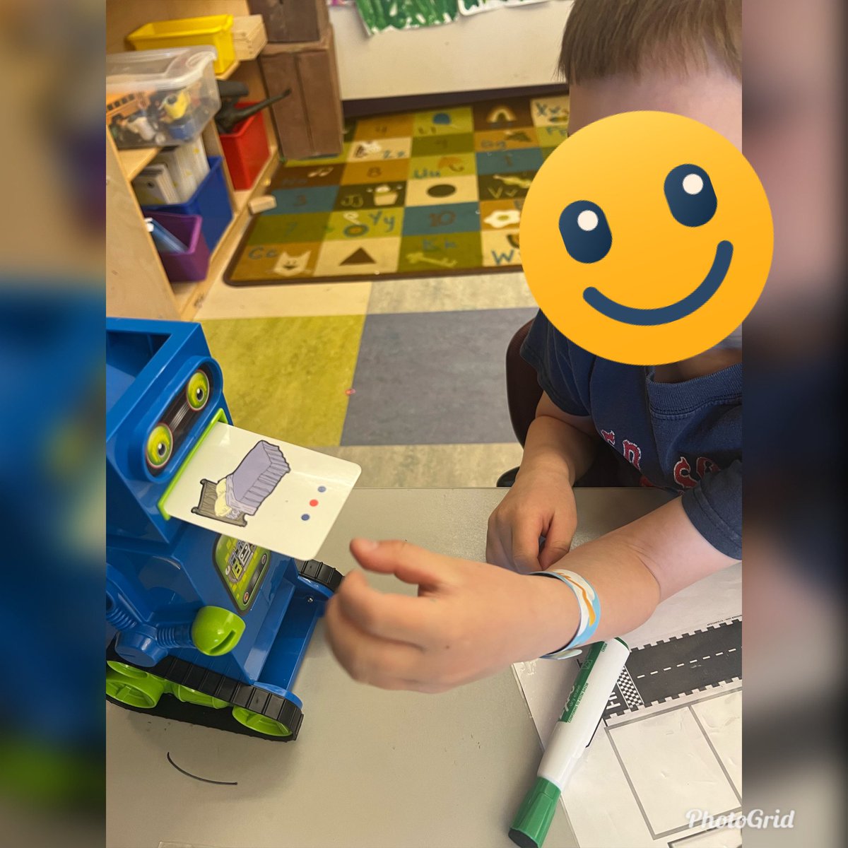 APSLitLounge's tweet photo. Meet BeeBop the Reading Robot 🤖! Students in Mrs. Gs class at Thompson had fun with BeeBop as we practiced CVC word and middle vowel sounds! 🎉@ThompsonSchool1 https://t.co/rE4IybIlE3