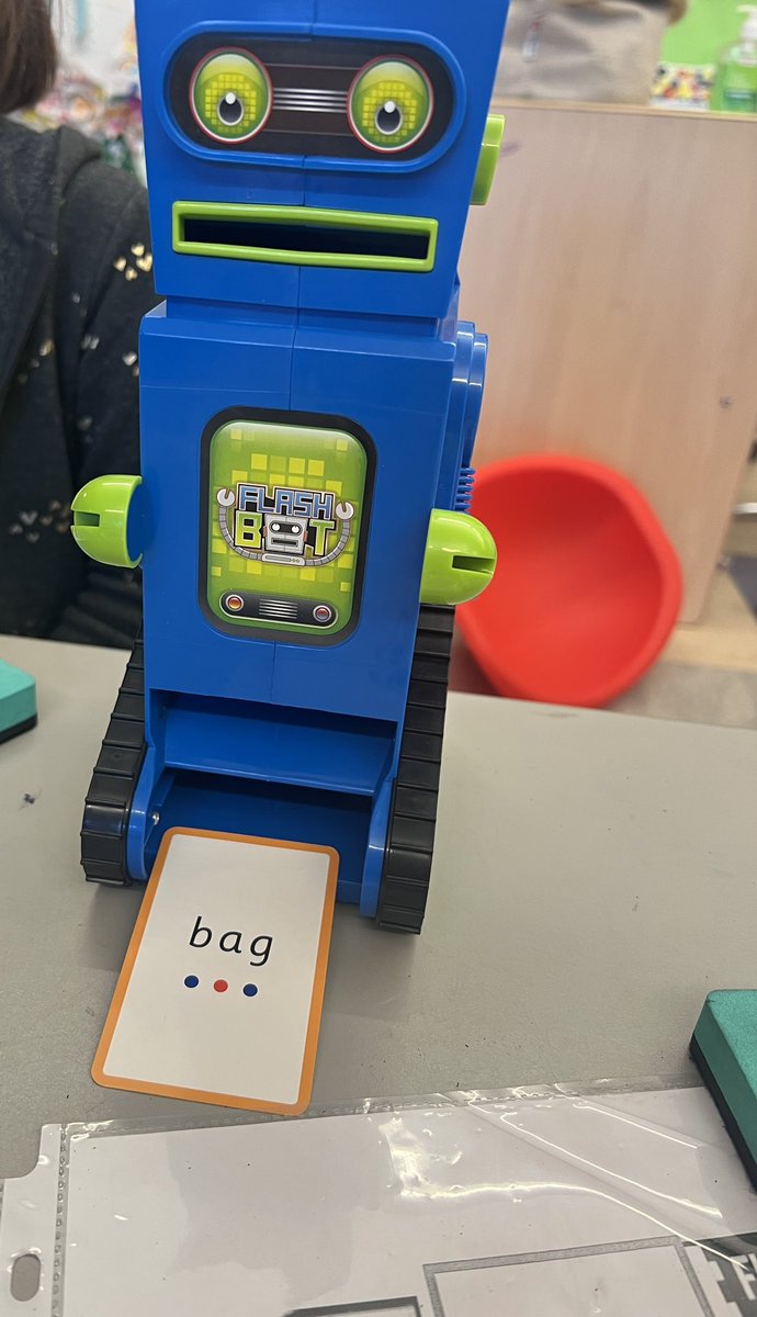 APSLitLounge's tweet photo. Meet BeeBop the Reading Robot 🤖! Students in Mrs. Gs class at Thompson had fun with BeeBop as we practiced CVC word and middle vowel sounds! 🎉@ThompsonSchool1 https://t.co/rE4IybIlE3