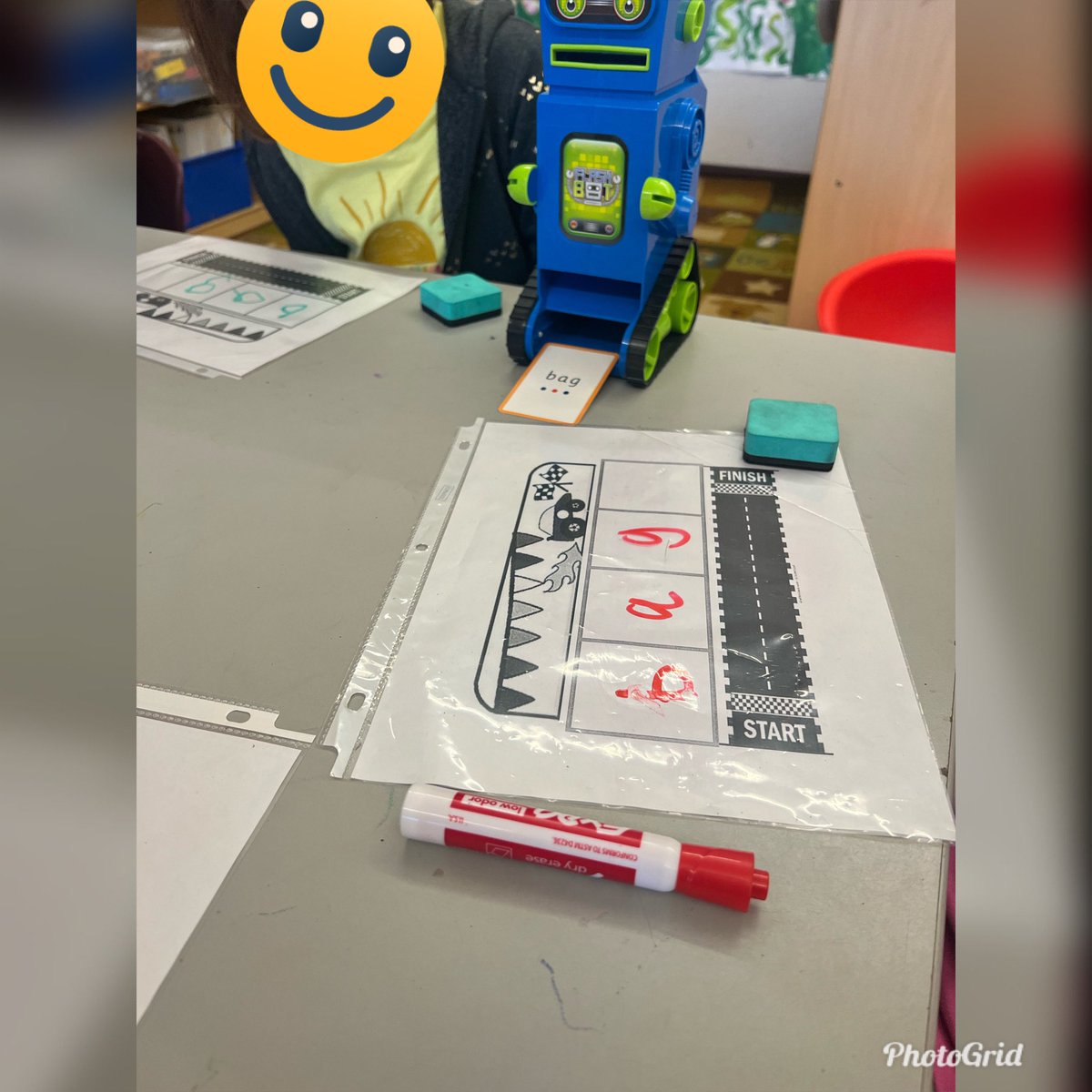 APSLitLounge's tweet photo. Meet BeeBop the Reading Robot 🤖! Students in Mrs. Gs class at Thompson had fun with BeeBop as we practiced CVC word and middle vowel sounds! 🎉@ThompsonSchool1 https://t.co/rE4IybIlE3