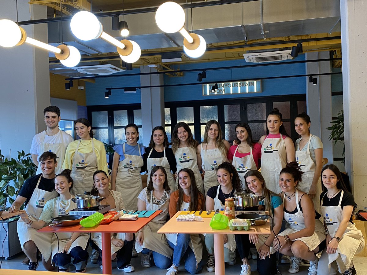 ComunidadResa's tweet photo. ¡Y #ResaChef x @LekueES llegó a Resa San Mamés! 👩🏻🍳👨🏻🍳💪
Estrés, aprendizaje, competitividad y como resultado unos platos brutales, ¡enhorabuena a las ganadoras!
¿Dónde te gustaría que fuera la próxima sesión?
#ResaEatWell #ResidenciasResa #studentlife #residencelife https://t.co/FW9RYWO0qX