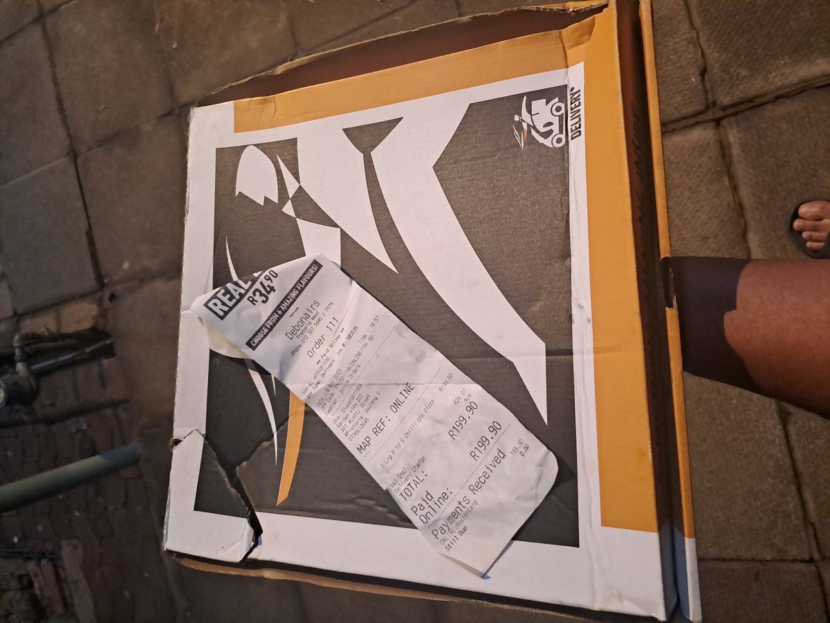 dontjazz02's tweet photo. This is how you get your order after over 3 hours. Very cold and damaged boxes https://t.co/ArH19iTeYH