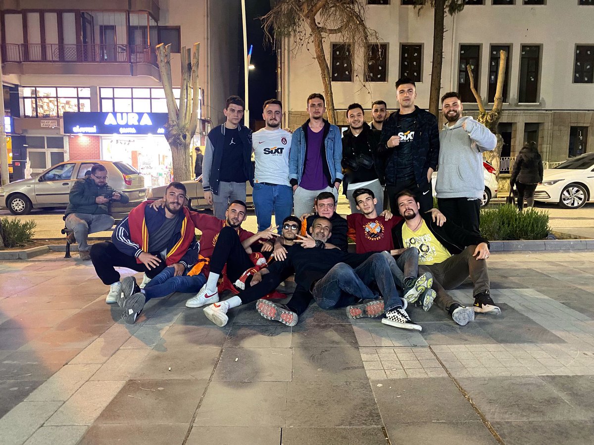 ŞAMPİYONLUK BEKLİYORUZ ŞANLI GALATASARAY !

Galatasaray'ımızın başakşehir maçını mekanımızda hep birlikte omuz omuza izledik.
#ultrAslanUNI