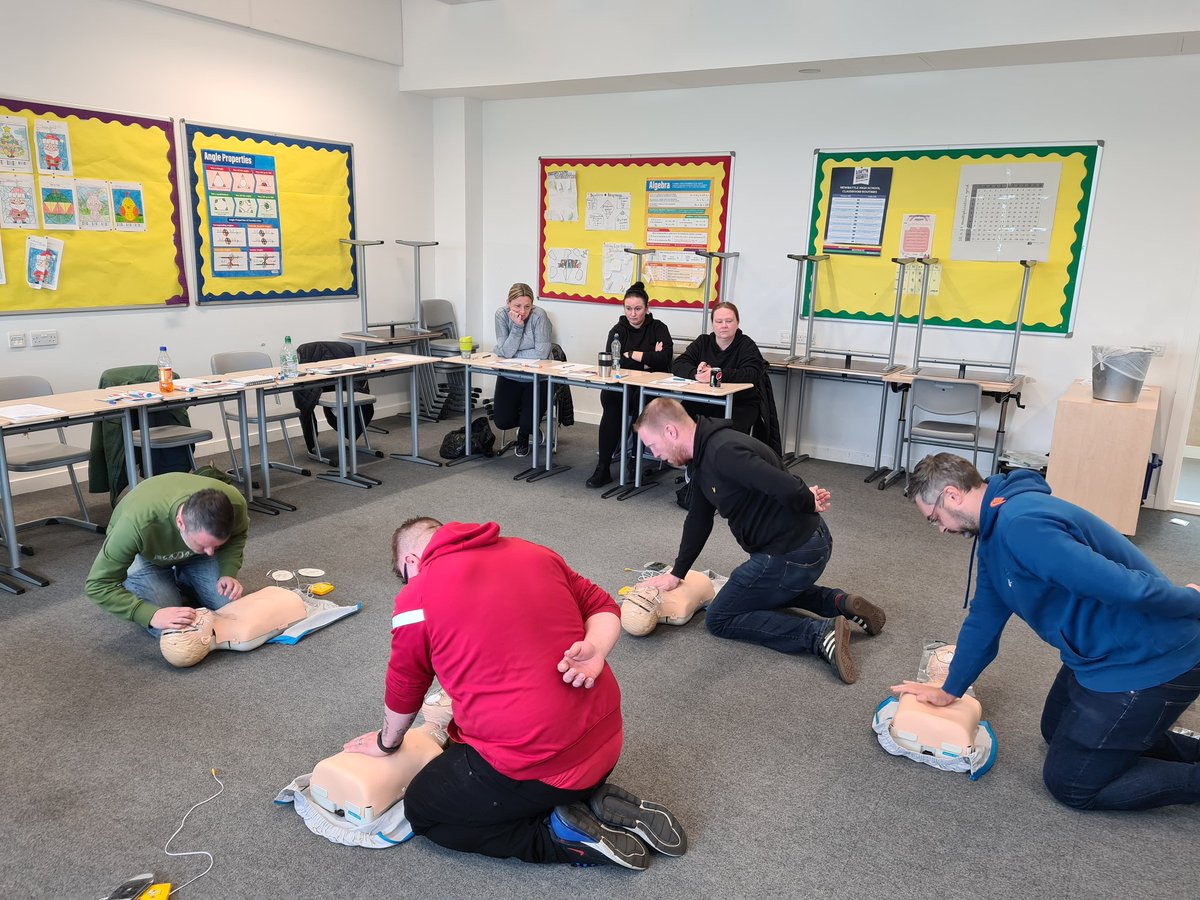 TrainingFa's tweet photo. Sports injury first aid delivered at the weekend to coaches from across Edinburgh.
Great input and involvement from all those involved and a pleasure to work with all the clubs involved.
#SYFA #SportsInjury #FirstAid #ChildCPR #AED #IfInDoubtSitThemOut https://t.co/2jgF47ASlF