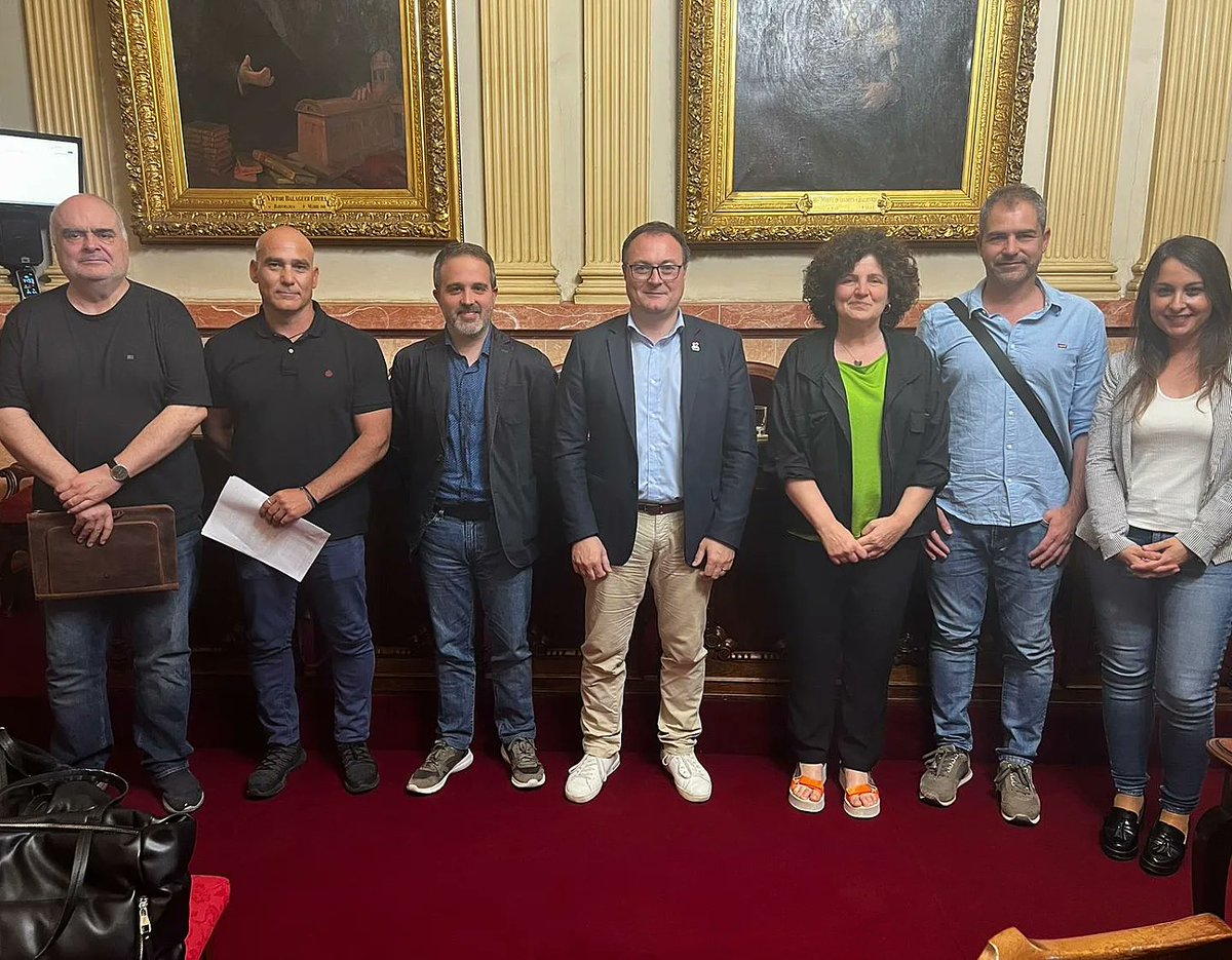 pscvilanova's tweet photo. 🌹 Darrer #PleVNG del mandat. Tanquem un cicle de 4 anys d'intens treball amb el convenciment d'haver fet el millor per #VilanovailaGeltrú i la seva ciutadania, apropant-nos i escoltant a la ciutadania i així ho continuarem fent.

1/2 https://t.co/vIDXRyS7TT