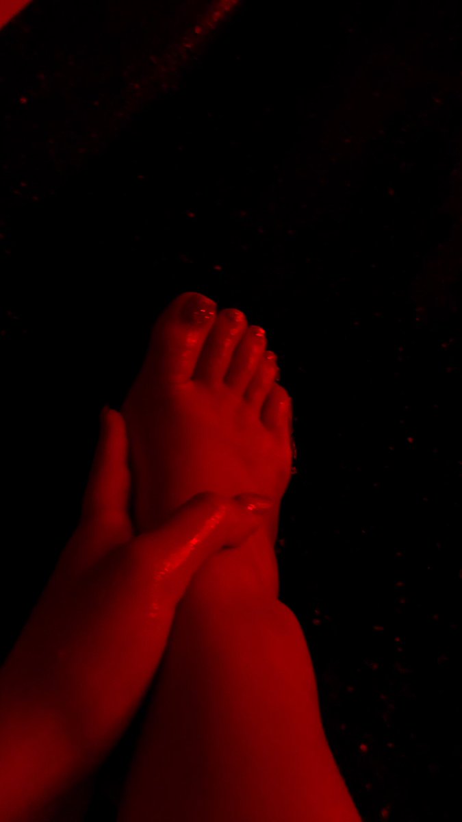 pause4cannelle's tweet photo. Petit massage du soir 👣🙈

#frenchie #onlyfans #feetpic #feetseller #feetpicsforsales https://t.co/Nj0R8N9WVN