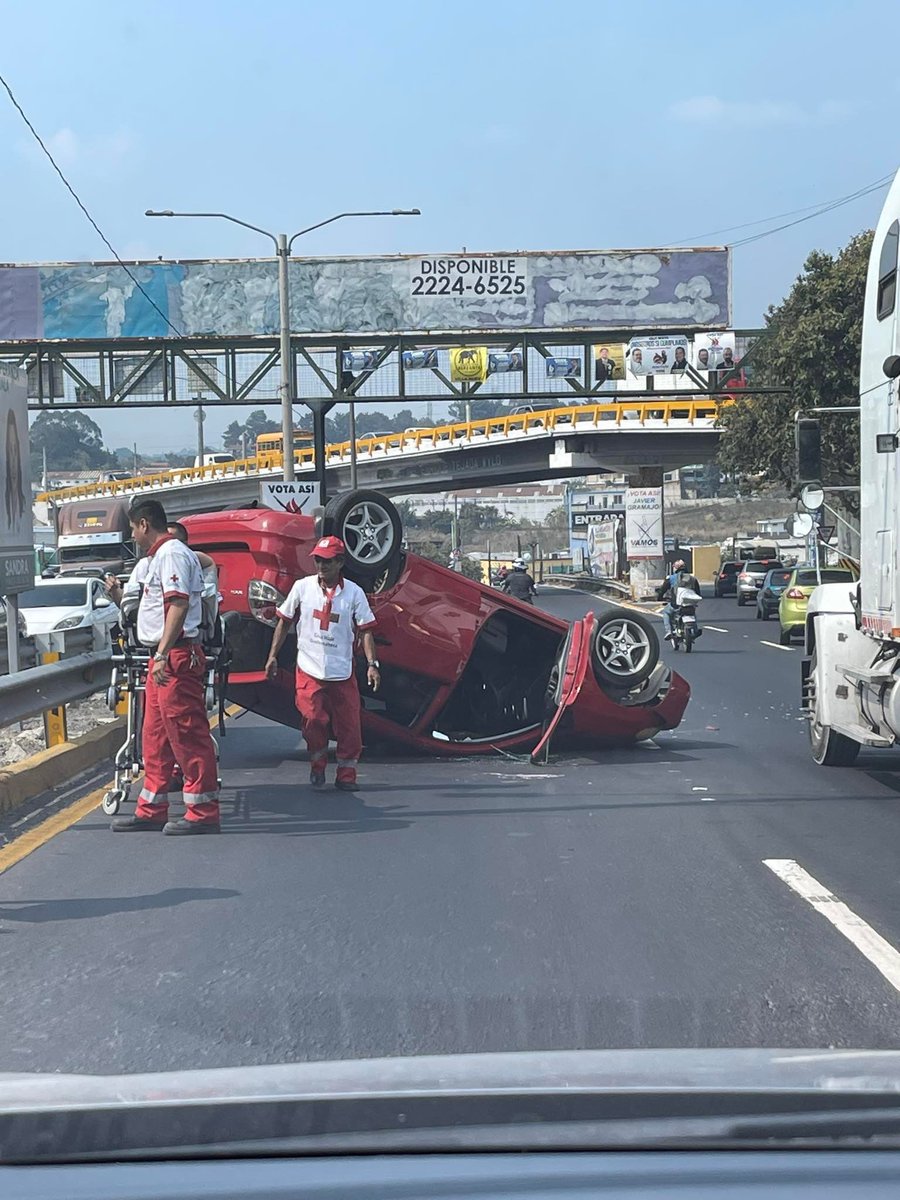 PampichiNews's tweet photo. MUCHA PRECAUCIÓN ⚠️ 
Accidente de tránsito en la ruta al Pacífico, en dirección norte. Cerca de Catalina Villa Nueva. Vehículo volcado. Preliminarmente no se reportan víctimas mortales. Cruz Roja atiende la emergencia 

> https://t.co/MsdV74HhX0 < https://t.co/YwCpMdqxQP