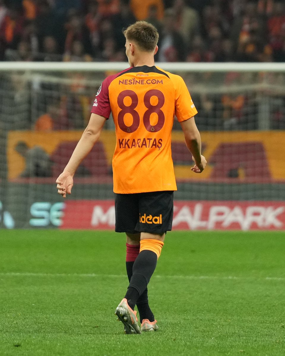 Çok önemli 3 puan, biz sahada siz tribünde.. ⌛💛❤️ <a href="/GalatasaraySK/">Galatasaray SK</a>