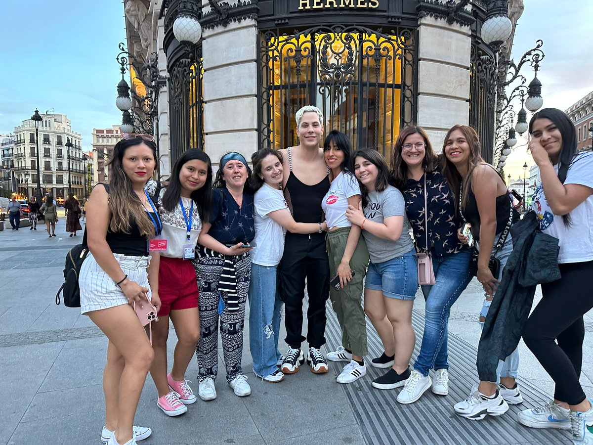 Lauragetafe's tweet photo. Gracias @christiancha por hacer los selfies y las fotos con todas te queremos pollito @Macavillanue @Butterfly_muse_ y demas.chicas conseguimos el objetivo https://t.co/K1m65jZQP0
