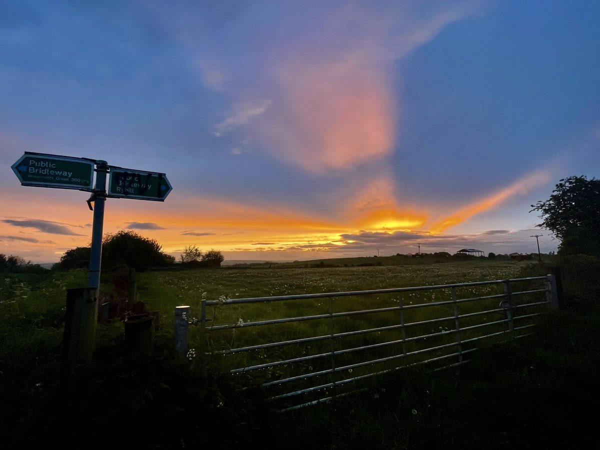 Gorgeous skies tonight after the Rain as the sun was setting on Ryhill  <a href="/WakeExpress/">Wakefield Express</a> <a href="/WkfdOfficial/">Wakefield Official News</a> <a href="/journoLeanneC/">Leanne Clarke</a> <a href="/Normanton0809/">Five Towns Gossip</a> <a href="/Expwakefield/">Experience Wakefield</a> <a href="/WakeyAmbassador/">Wakefield Ambassadors</a>