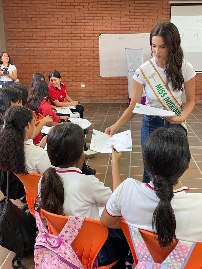 ComparteCol's tweet photo. Como parte de su participación en el proyecto #YoSueñoYoPuedo de la Organización @MissVzla, #AndreaRubio comparte herramientas con adolescentes para diseñar y comunicar su plan de vida en un taller desarrollado por la Asociando Civil @empoderarse https://t.co/B6ODHGSvY3