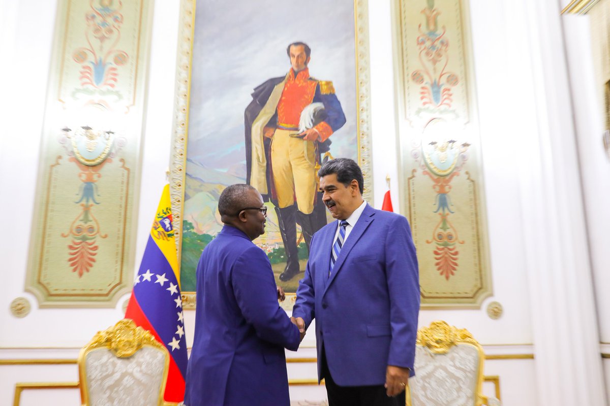 NicolasMaduro's tweet photo. Recibí al Presidente de la República de Guinea Bissau, Umaro Sissoco Embaló. Es un honor tenerlo en la Patria de Bolívar para continuar consolidando las relaciones de intercambio, en el marco de la Cooperación Sur - Sur y la agenda de complementariedad bilateral. ¡Bienvenido! https://t.co/zBDpw5z7sc