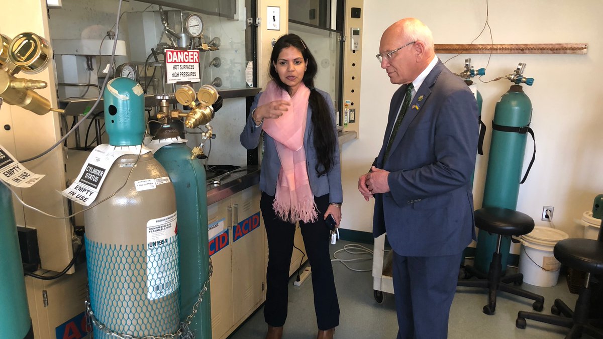 Discussing innovative ways to recover critical materials from waste streams, @RepPaulTonko toured the Gadikota lab in to learn how @CornellEng is using @ARPAE funding to create a sustainable energy future. @Cornell @AtkinsonCenter