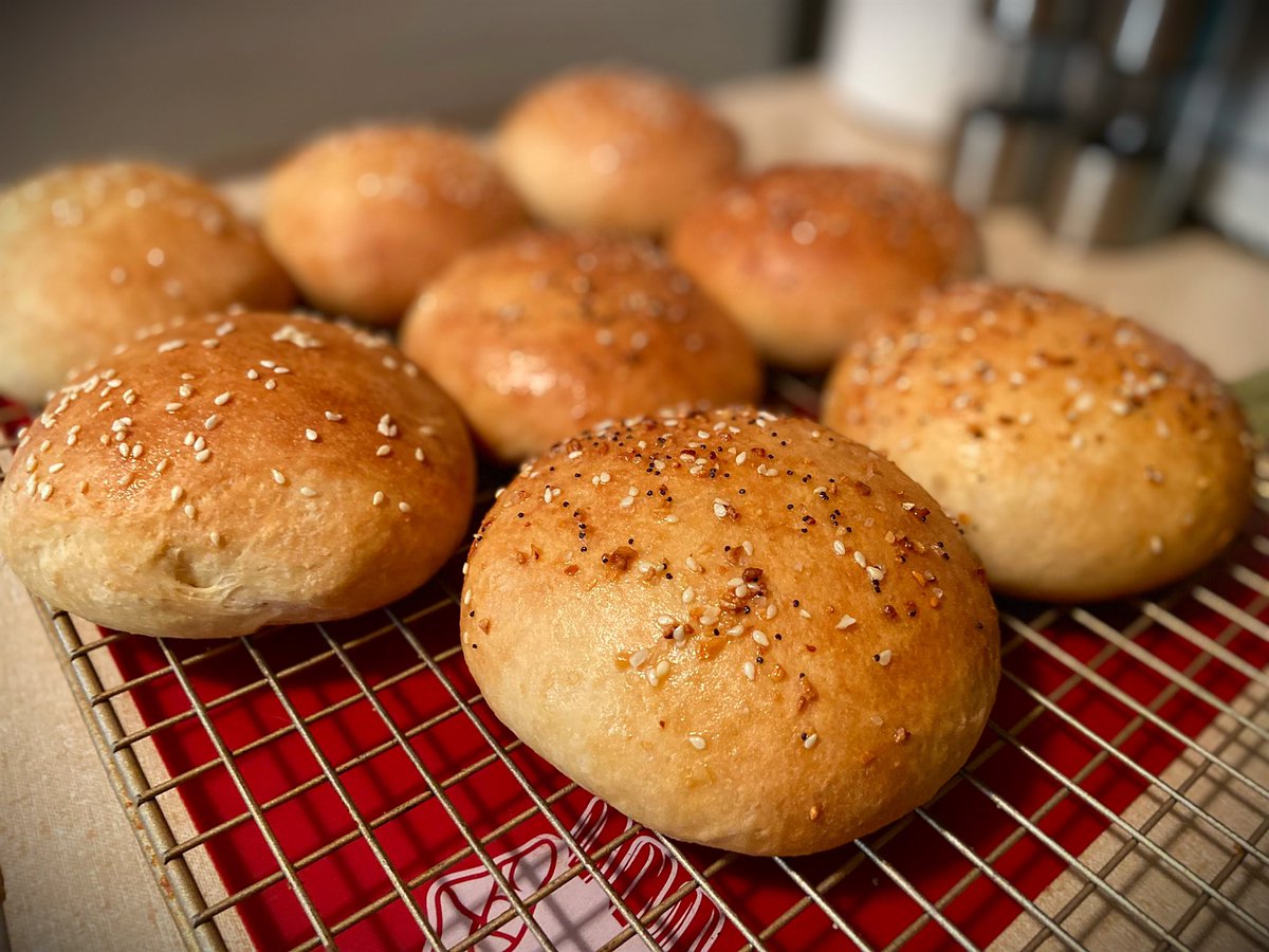 IJustDontLikeU_'s tweet photo. Homemade buns!! Sesame and Everything Bagel. 😍🤤 #ilovethesmelloffreshbakedbread #homemadebuns #bakingtherapy https://t.co/tjHMHm8i6I