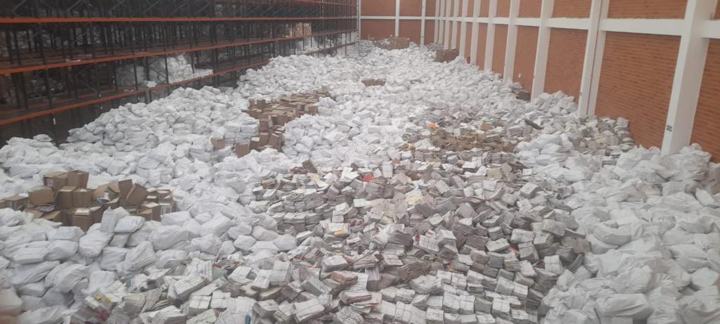 KarolaEnriquez's tweet photo. Así luce el archivo central de procesos de la Rama Judicial de Colombia. 

Increíble que @judicaturacsj no tome medidas para organizar esos expedientes. Son miles las solicitudes de desarchivo sin respuesta efectiva. https://t.co/JZHAdKbN1G