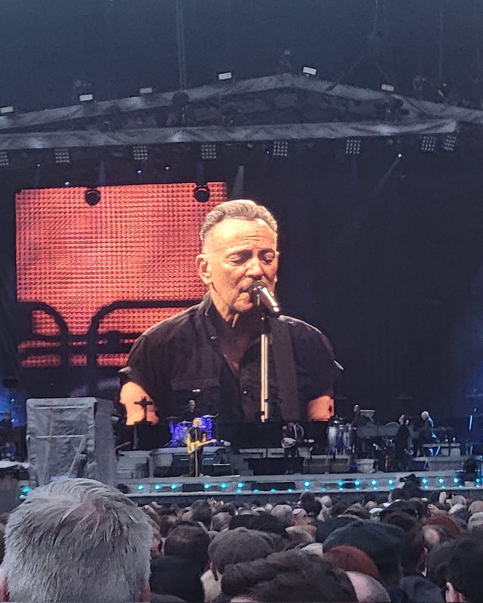 CumminsWally's tweet photo. @springsteen Fantastic performance.  Thanks for a great night https://t.co/CQYeaeC5dS