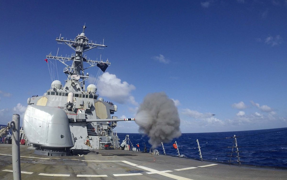 USPACOM's tweet photo. #USSMilius conducts a live-fire exercise in the #PhilippineSea.
#CTF71 - #DESRON15 assets routinely operate in @US7thFleet area of responsibility in support of a #FreeAndOpenIndoPacific. #Readiness
📸: MC1 Greg Johnson https://t.co/N4mjolC9jX