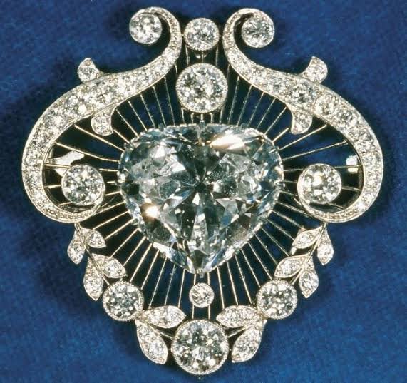 manumanito's tweet photo. La corona de Camilla se le decidió quitar el controvertido diamante Koh-i-Noor de 108 kilates originalmente de la India. En su lugar usando el diamante y broche Cullinan V. 
1.para evitar el problema histórico politico que este trae. 2. La “maldición” que también recae en el
Hilo https://t.co/dODH309gUb