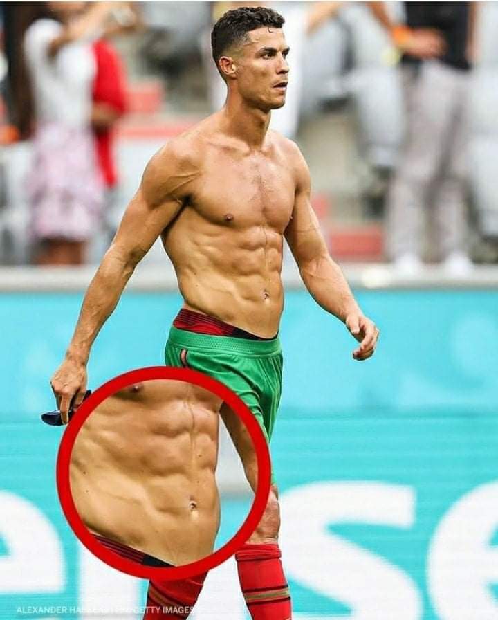 tariqsiii's tweet photo. هل تعلم : ان عضلات بطن كرستيانو أكثر من بطولات برشلونة في أبطال أوروبا ! https://t.co/2gFjMFQvuL